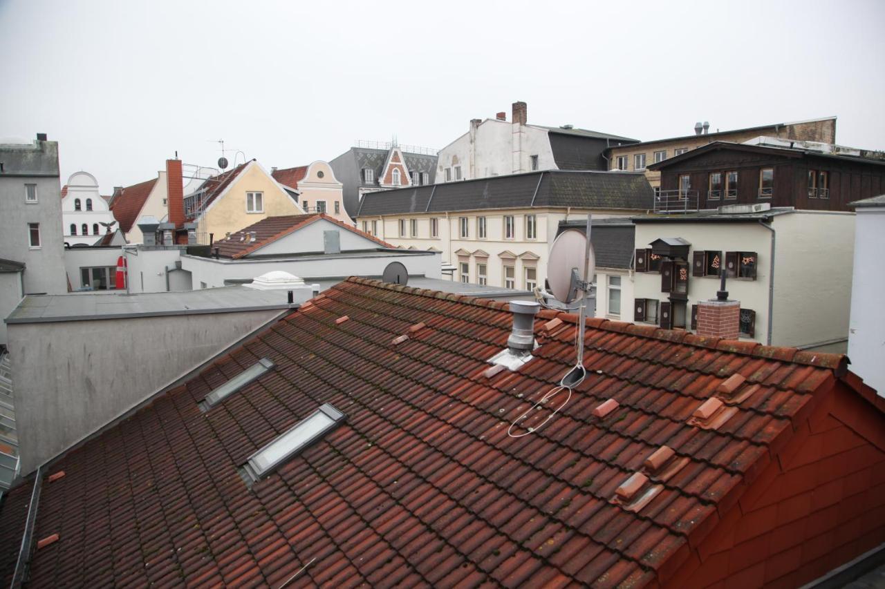Wunderschoene Dachgeschoss - Maisonette Росток Экстерьер фото